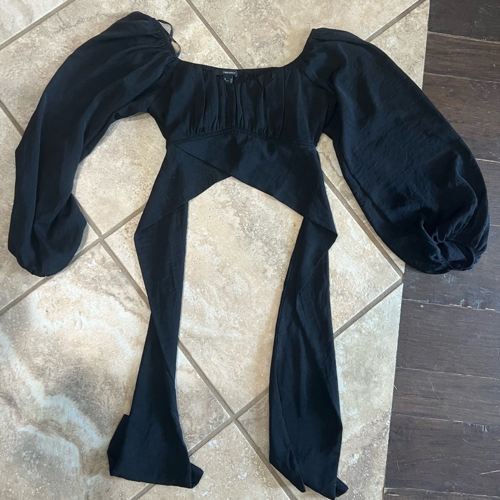 Black tie top forever 21. Can be off shoulder. Womens size M
